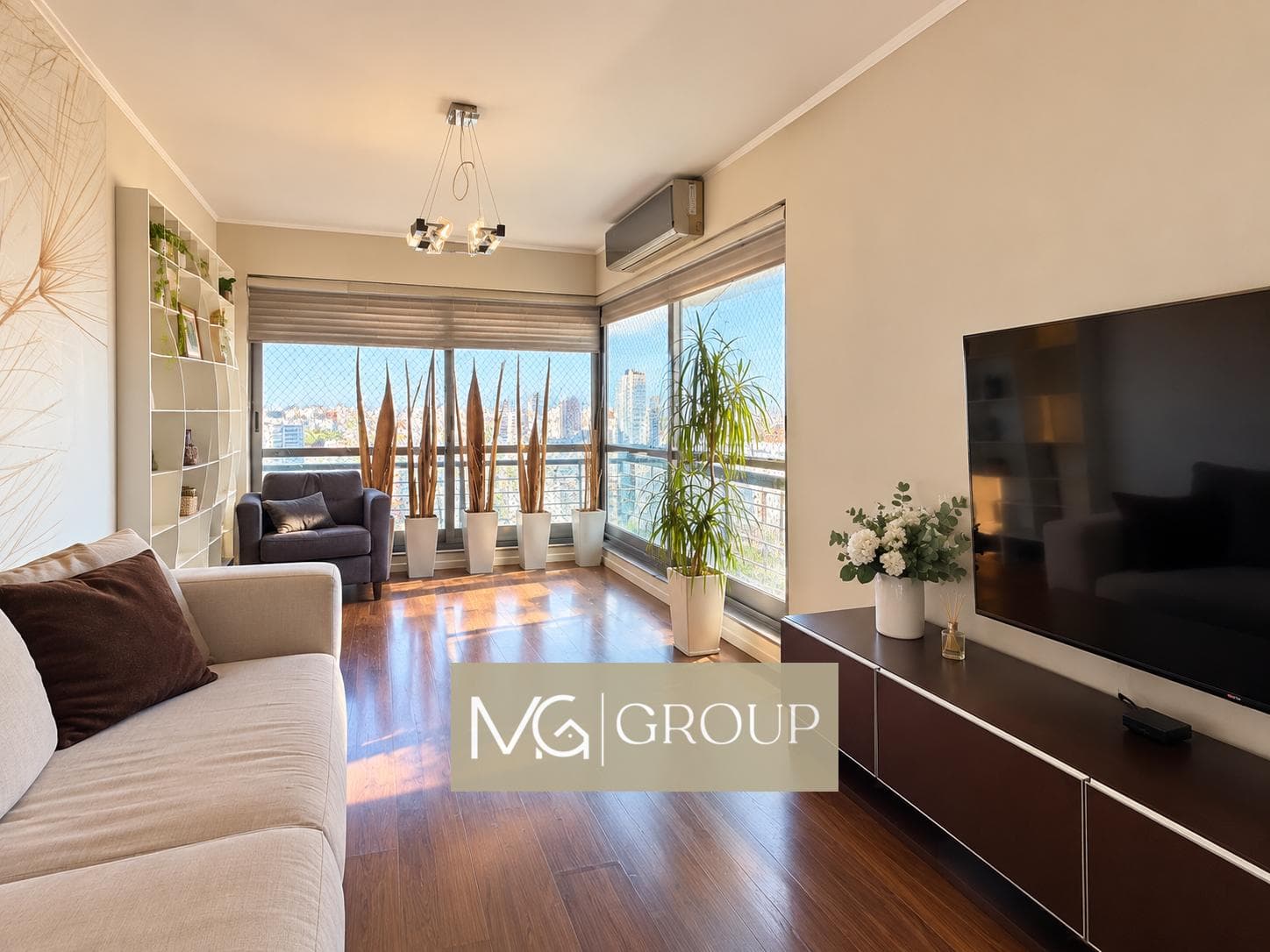 Sale of a 5-room apartment with a view in a high-end building in Caballito.