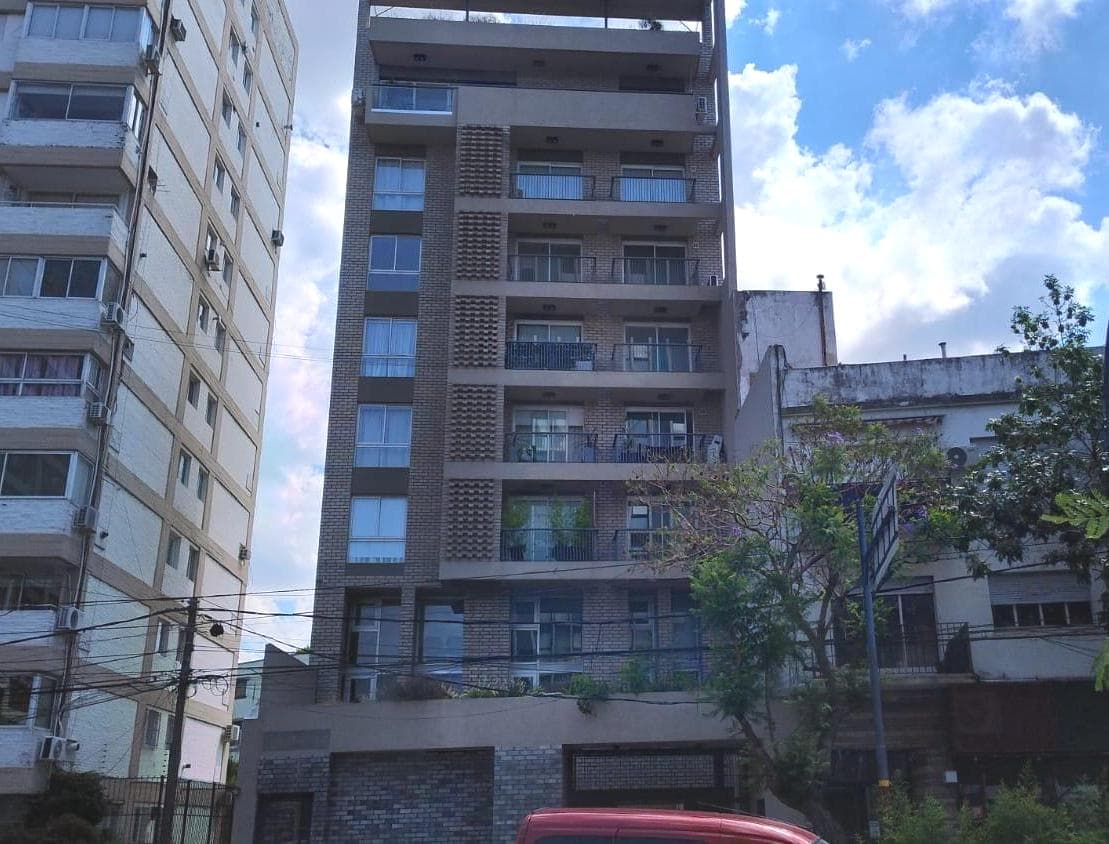 2-room apartment for rent in Olivos with a garage and balcony, on the 4th floor facing the street.