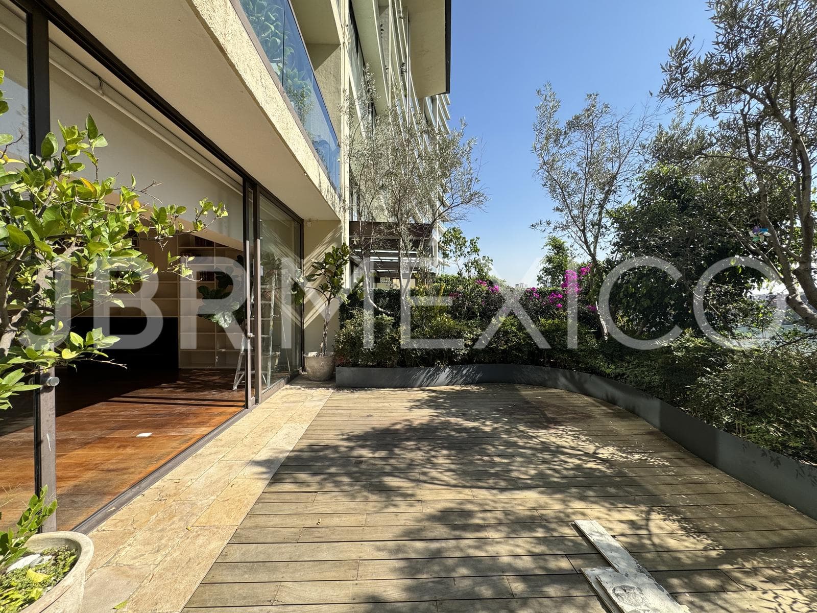Garden apartment for sale in Bosques de las Lomas