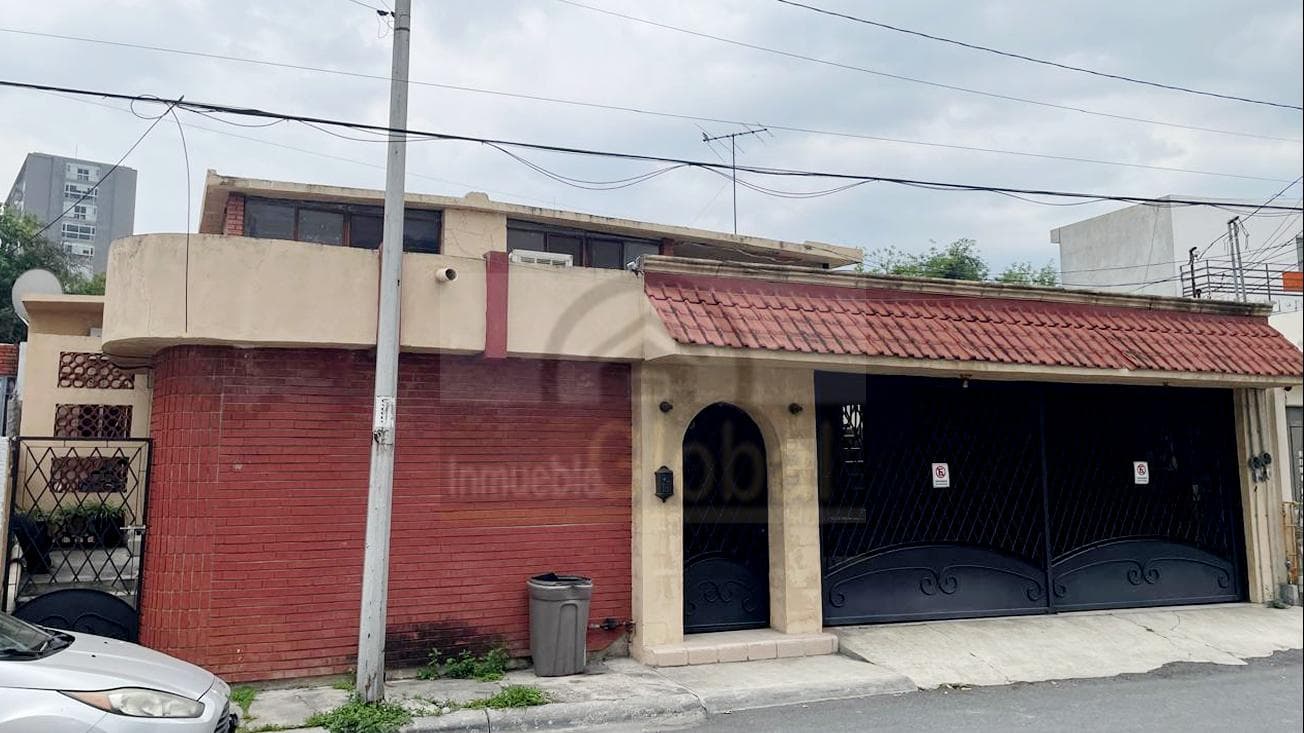 OPPORTUNITY: HOUSE TO RENOVATE IN THE TEC AREA NEAR EL GAUCHO, MTY, NL