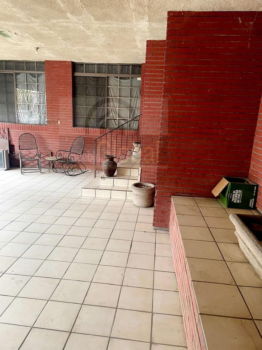 OPPORTUNITY: HOUSE TO RENOVATE IN THE TEC AREA NEAR EL GAUCHO, MTY, NL