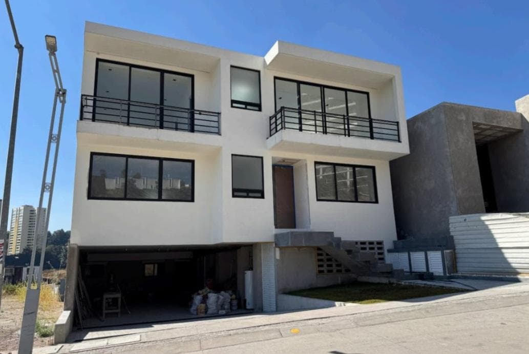 CASA EN BOSQUE REAL $23,000,000 400 M2 TERRENO. 720