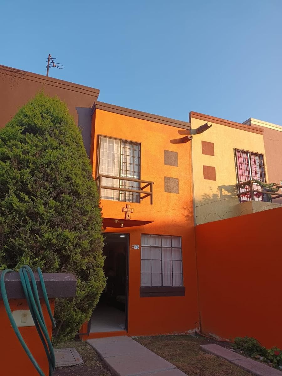 HOUSE FOR $1,210,000 IN CITARÁ HUEHUETOCA. 2-STORY.