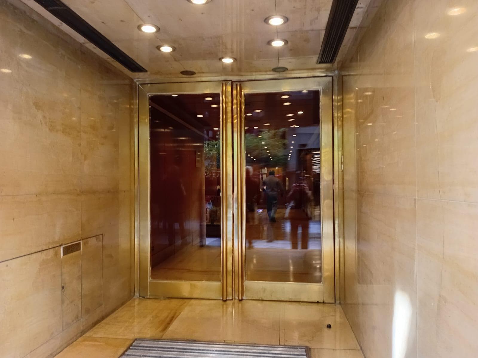 500 m² Office for Sale in Microcentro with 10 Parking Spaces; Will Consider Trade-Ins
