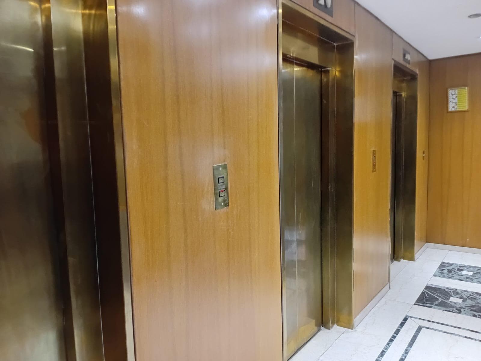 500 m² Office for Sale in Microcentro with 10 Parking Spaces; Will Consider Trade-Ins