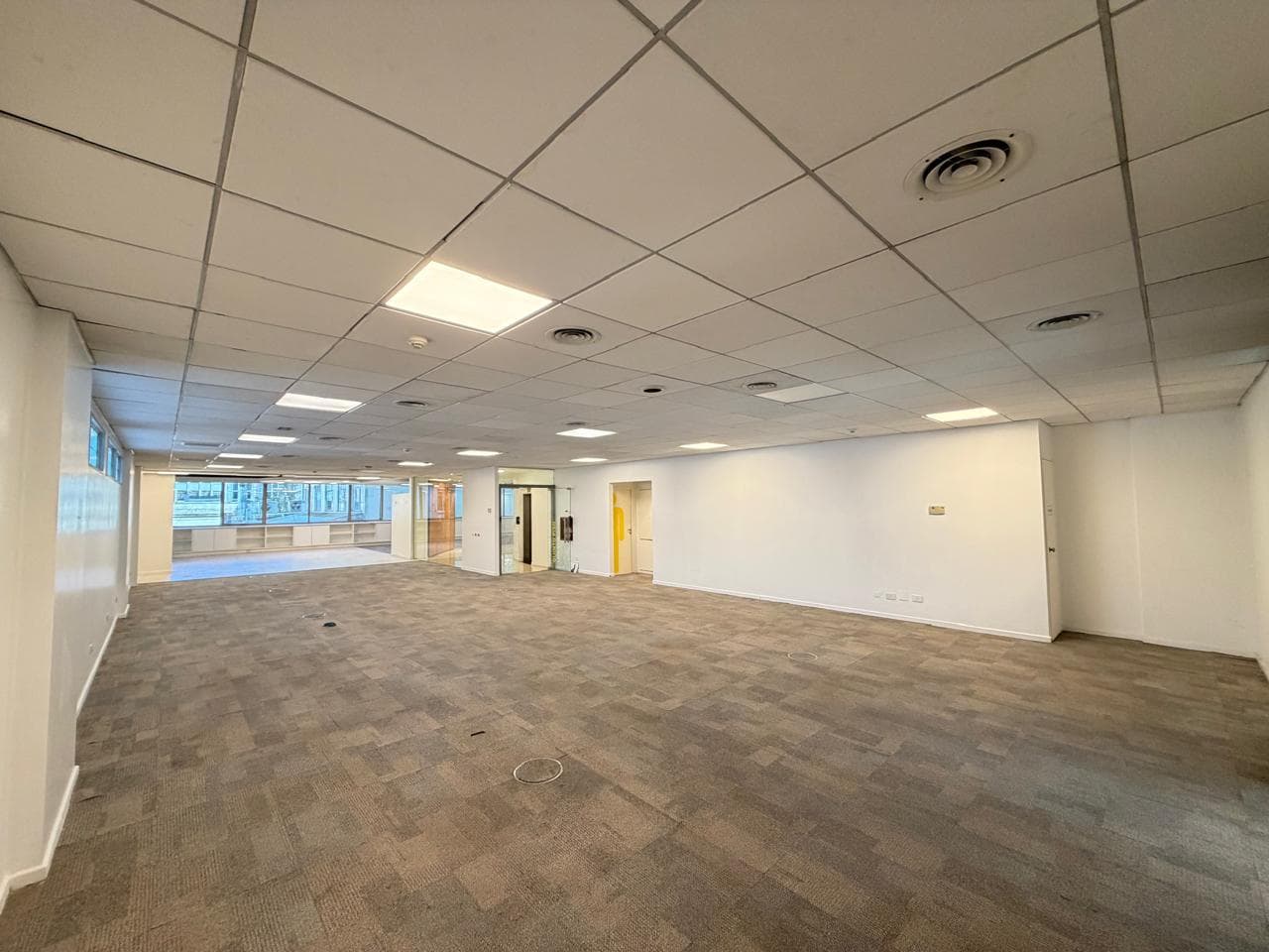 Office for rent - 584 m2 - 6 parking spaces.