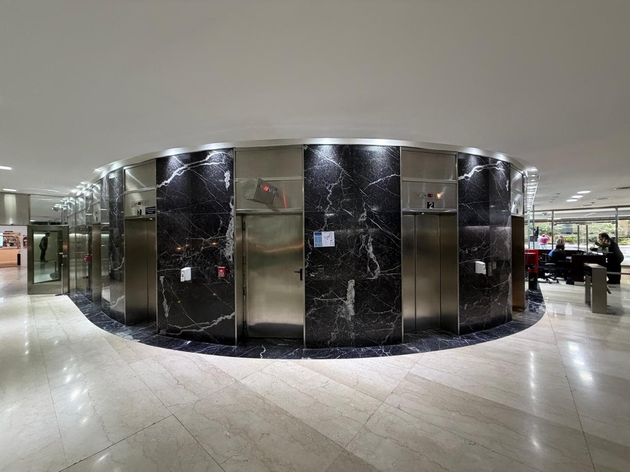 Office for rent - 584 m2 - 6 parking spaces.
