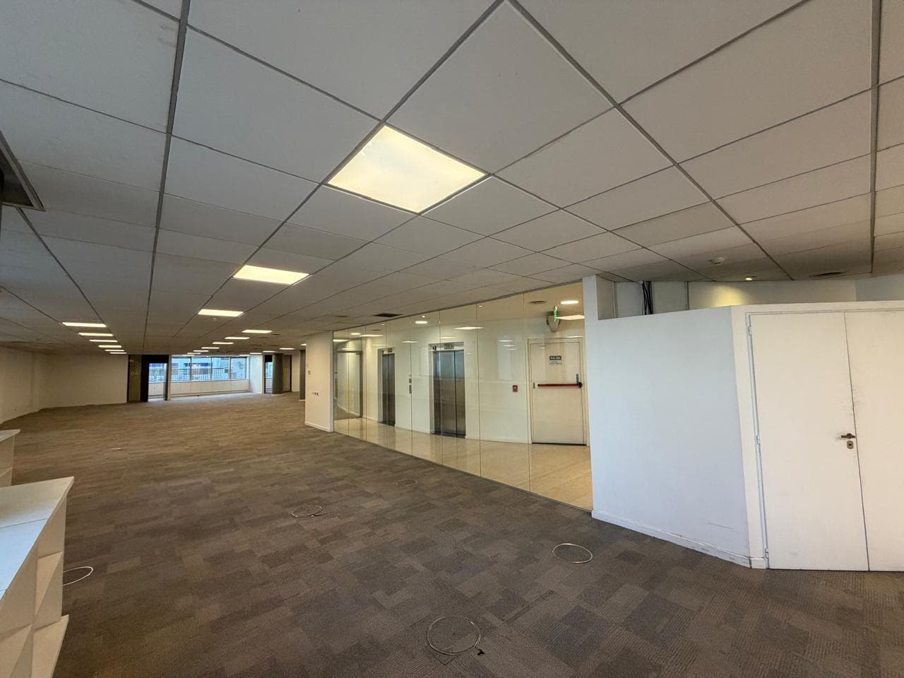Office for rent - 584 m2 - 6 parking spaces.