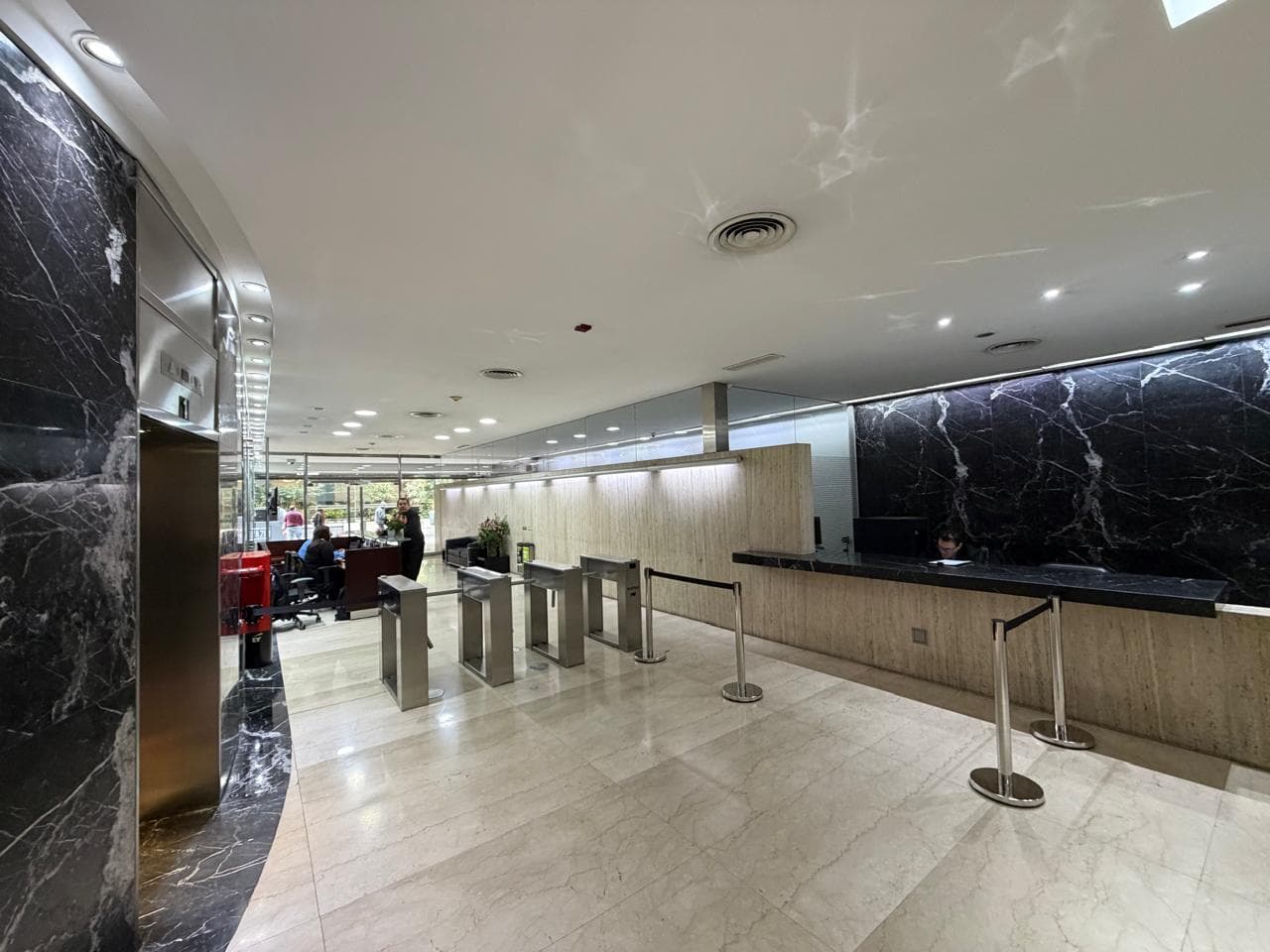 Office for rent - 584 m2 - 6 parking spaces.