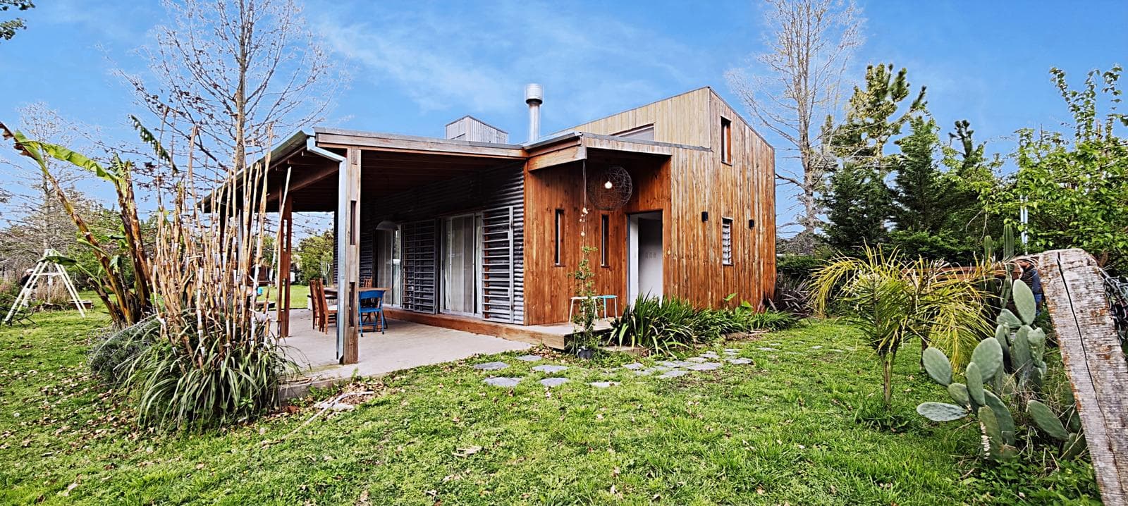 HOUSE FOR SALE IN THE EL CAZADOR NEIGHBORHOOD