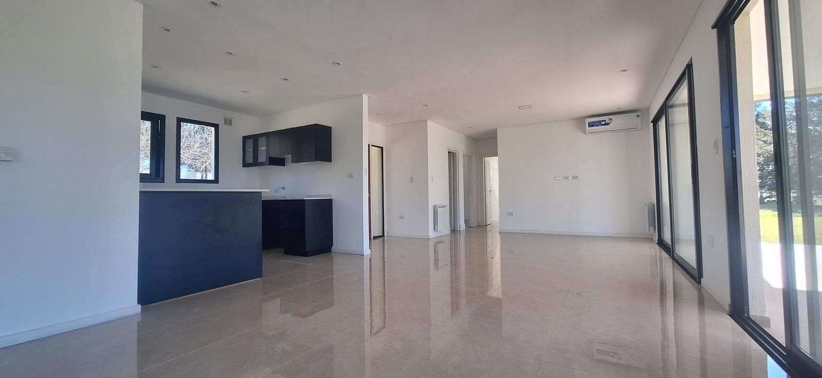 4-BEDROOM HOUSE FOR SALE WITH POOL AT MIRALAGOS COUNTRY CLUB