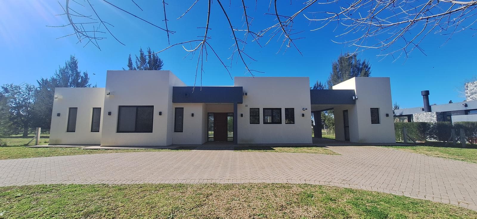 4-BEDROOM HOUSE FOR SALE WITH POOL AT MIRALAGOS COUNTRY CLUB