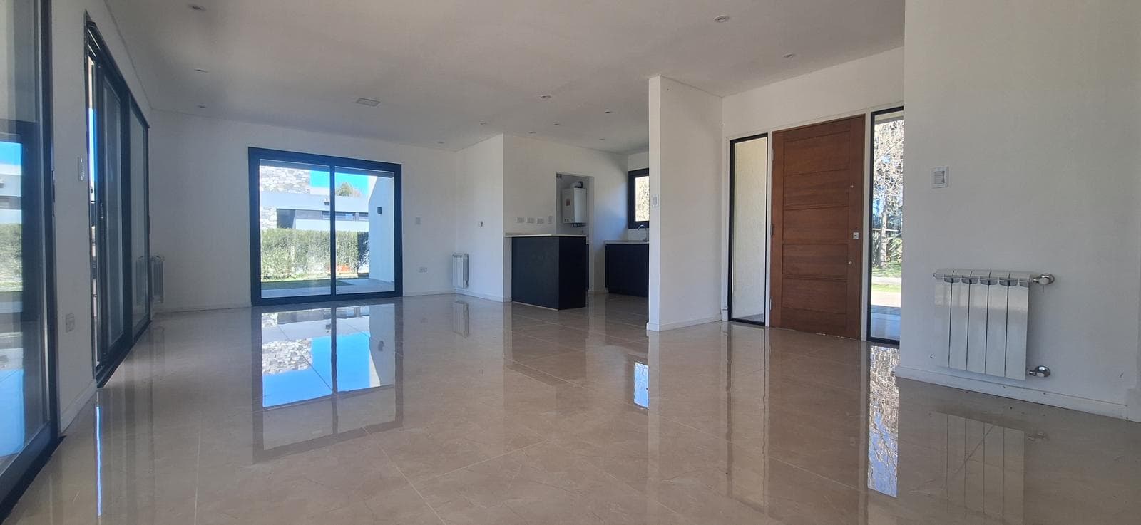 4-BEDROOM HOUSE FOR SALE WITH POOL AT MIRALAGOS COUNTRY CLUB