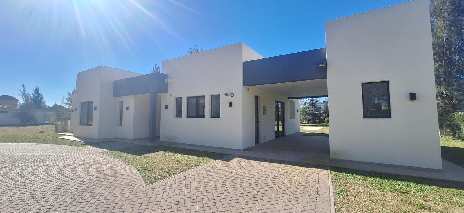 4-BEDROOM HOUSE FOR SALE WITH POOL AT MIRALAGOS COUNTRY CLUB