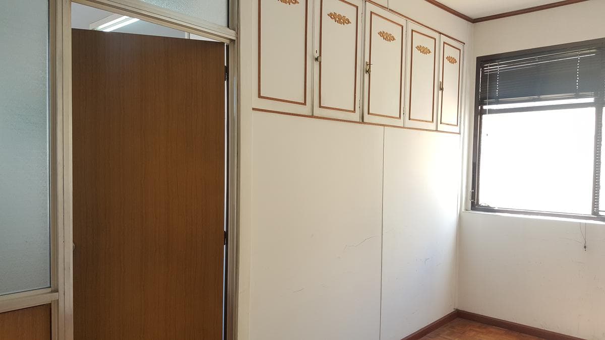 BRIGHT, UPPER-FLOOR OFFICE FOR SALE - SAN NICOLÁS - READY TO USE - SCHOOL OF ECONOMIC SCIENCES