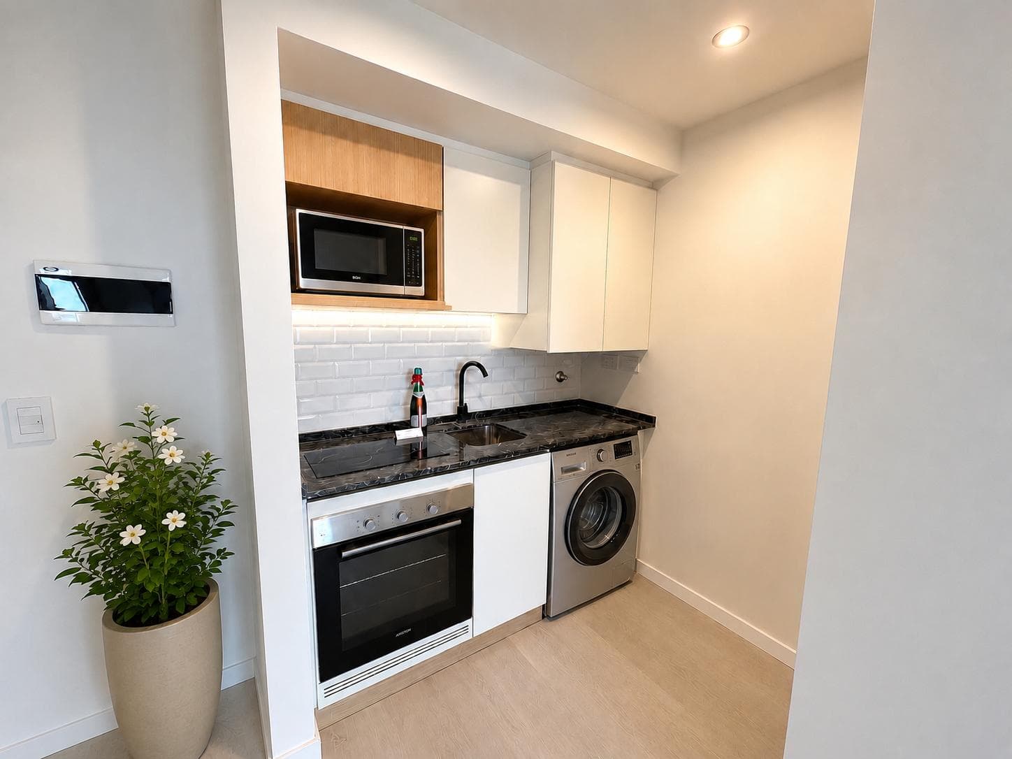 2-ROOM APARTMENT FACING THE STREET WITH A TERRACED BALCONY AND BRAND-NEW AMENITIES - UNOBSTRUCTED VIEWS