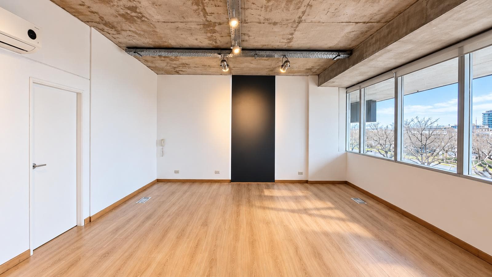 OFFICE FOR RENT – NORDELTA SHOPPING CENTER | PARKING SPACE