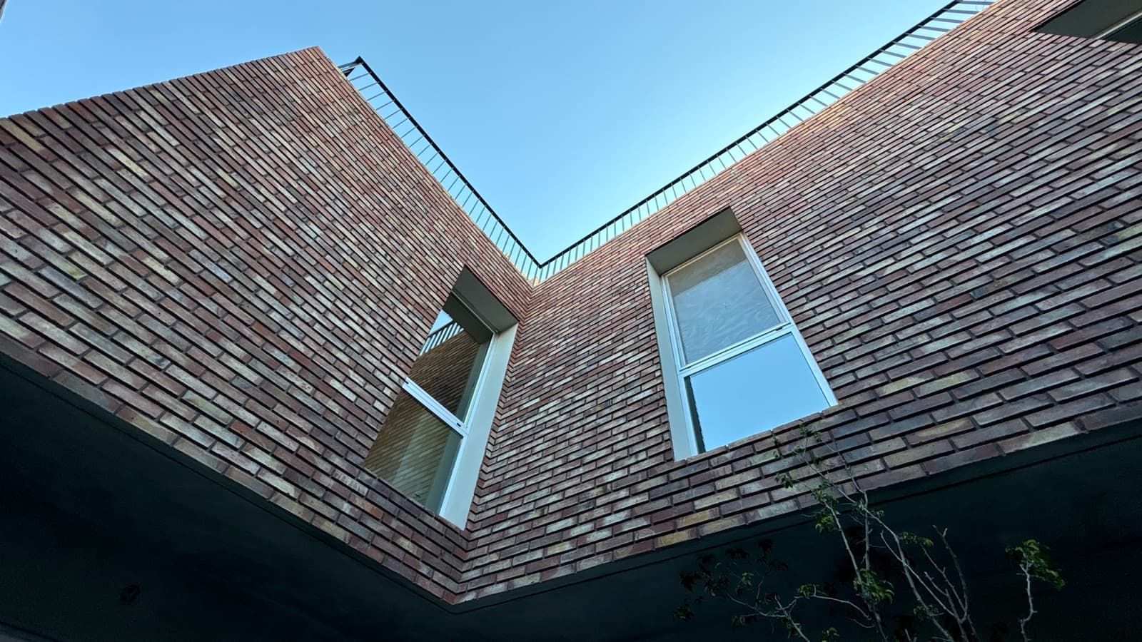 Brand-New 3-Bedroom House with a Hallway in the River Area