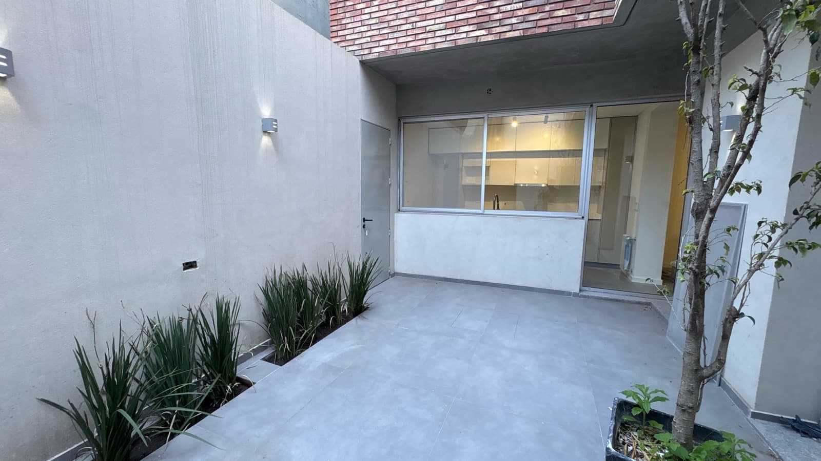 Brand-New 3-Bedroom House with a Hallway in the River Area