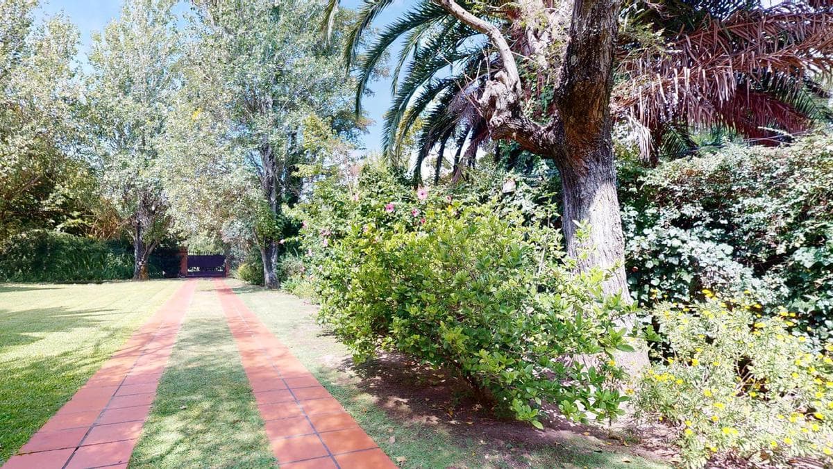 House for sale in Gonnet: 485 between 20th and 21st. Lot size: 30 x 60. 370 m² of floor space. Excellent condition. Pool