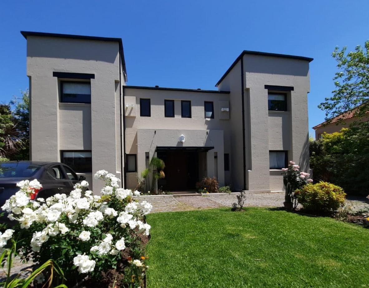 4-Bedroom House for Sale with a Pool in La Lomada