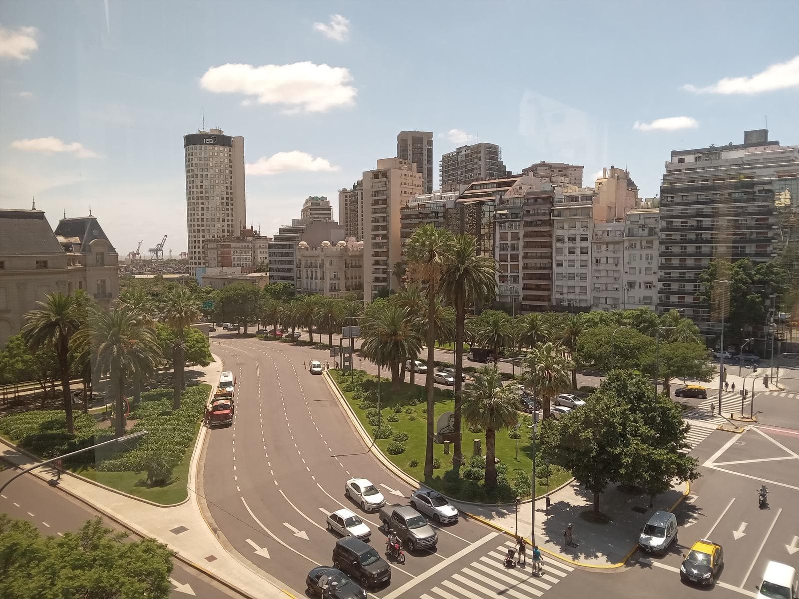 Large office located in a tower with excellent views of 9 de Julio Avenue in Retiro!