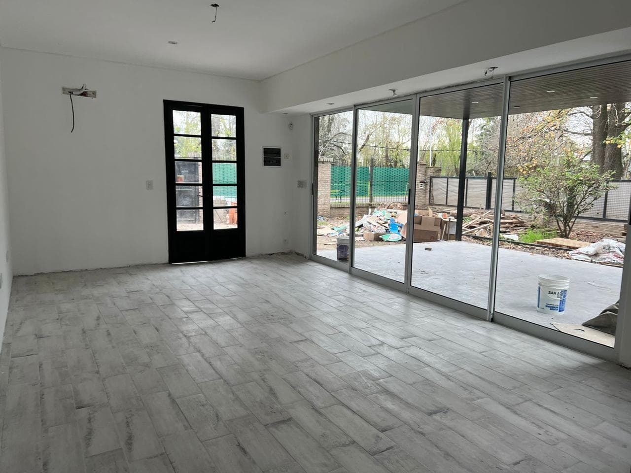 3-Bedroom House for Sale with En-Suite Bathrooms, Barbecue Area, and Pool in San Eduardo