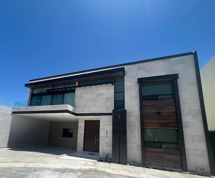 4-Bedroom House for Rent in the la Escondida Neighborhood
