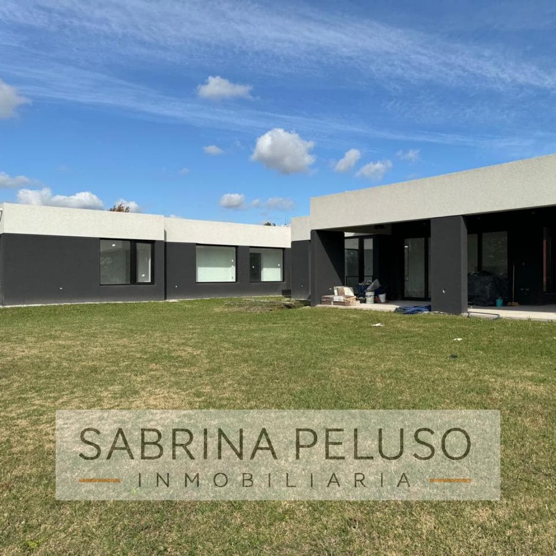 FOR SALE: 4-room house in Club de Campo La Elina, Luján Region