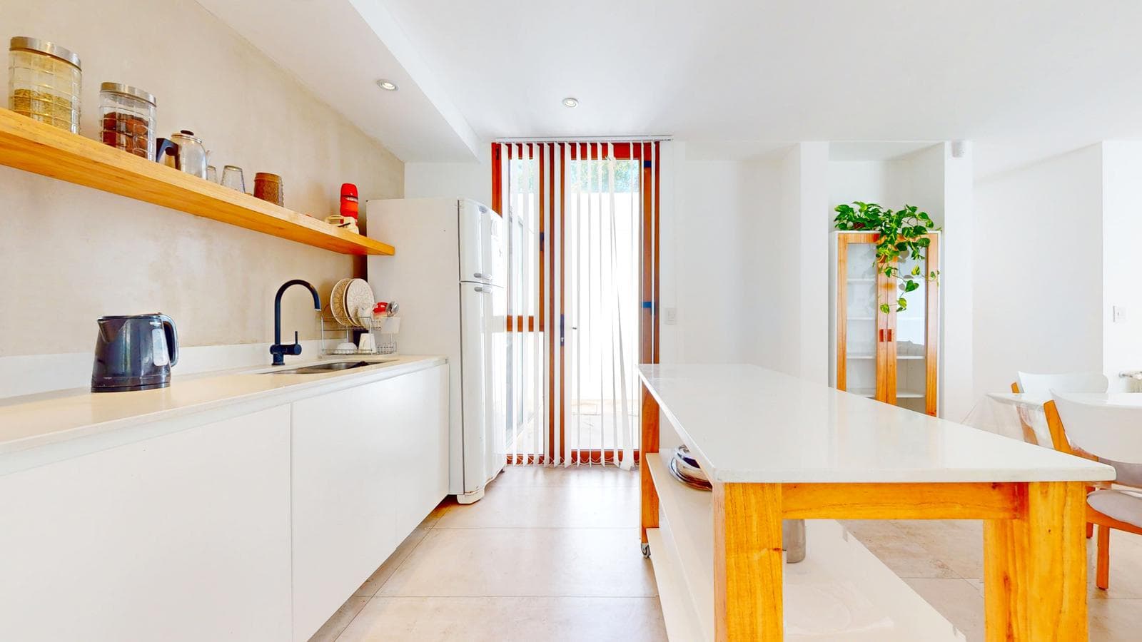 House for sale at 458 and 12-b. It has 119 m² of floor space on a 9 x 46 lot. IN PERFECT CONDITION