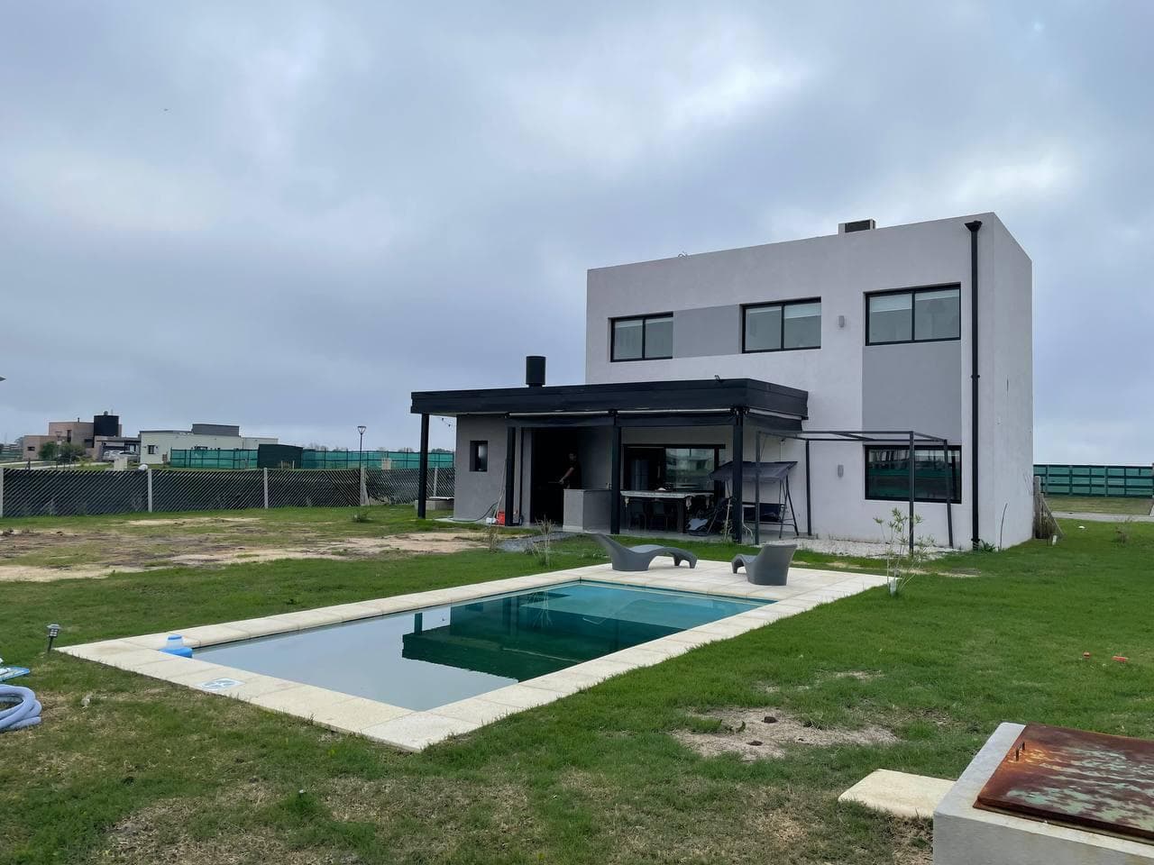VENTA CASA DE CATEGORÍA CON PILETA MUELLE Y FONDO A LA LAGUNA SEBASTIAN GABOTO