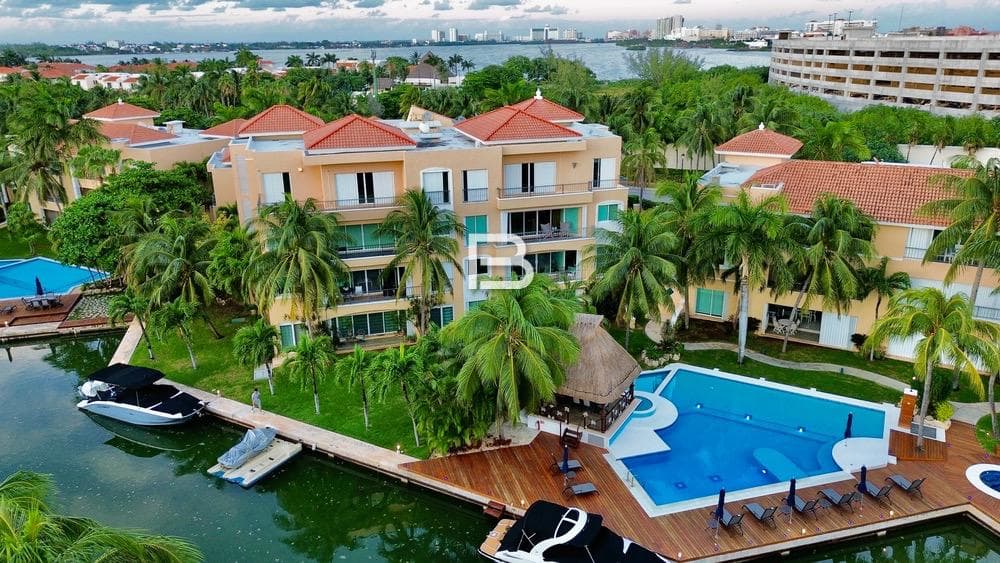 Penthouse with a Dock for Sale in Isla Dorada