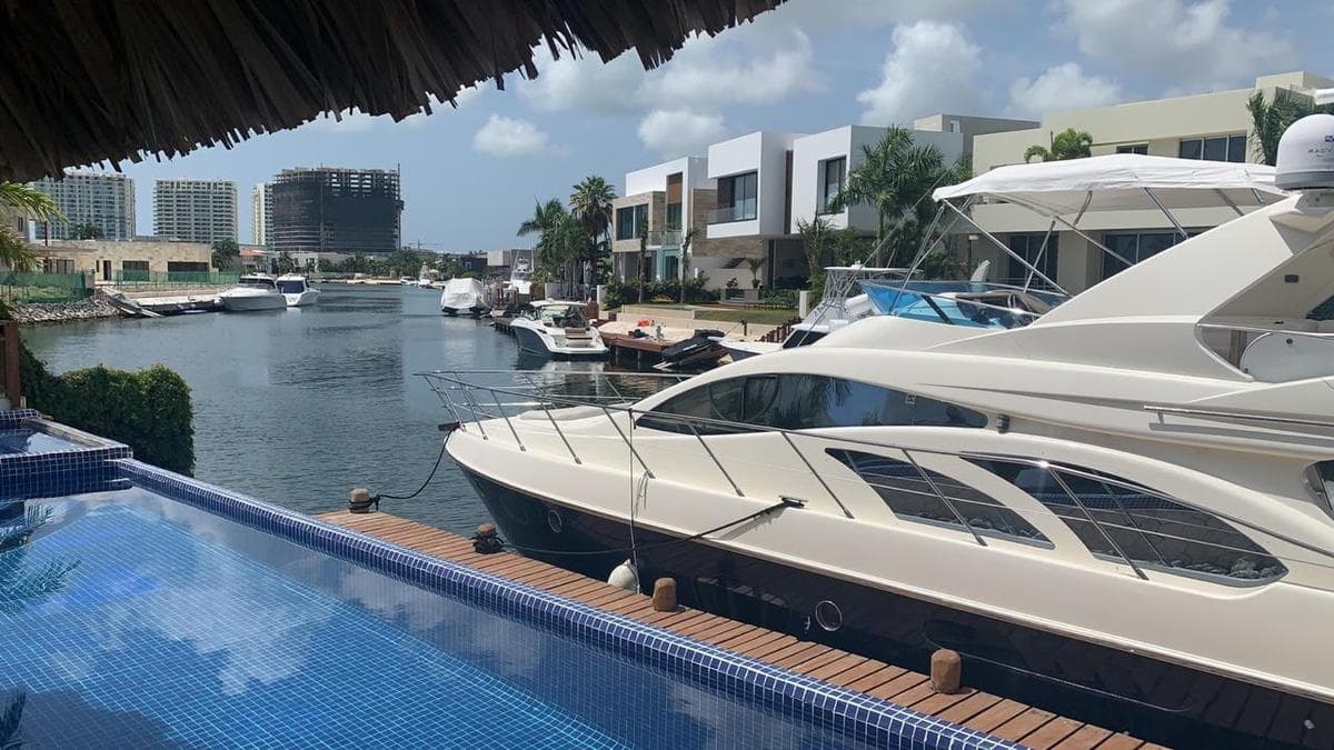 5-Bedroom House for Sale with a Dock in the Puerto Cancún Residential Complex, Hotel Zone