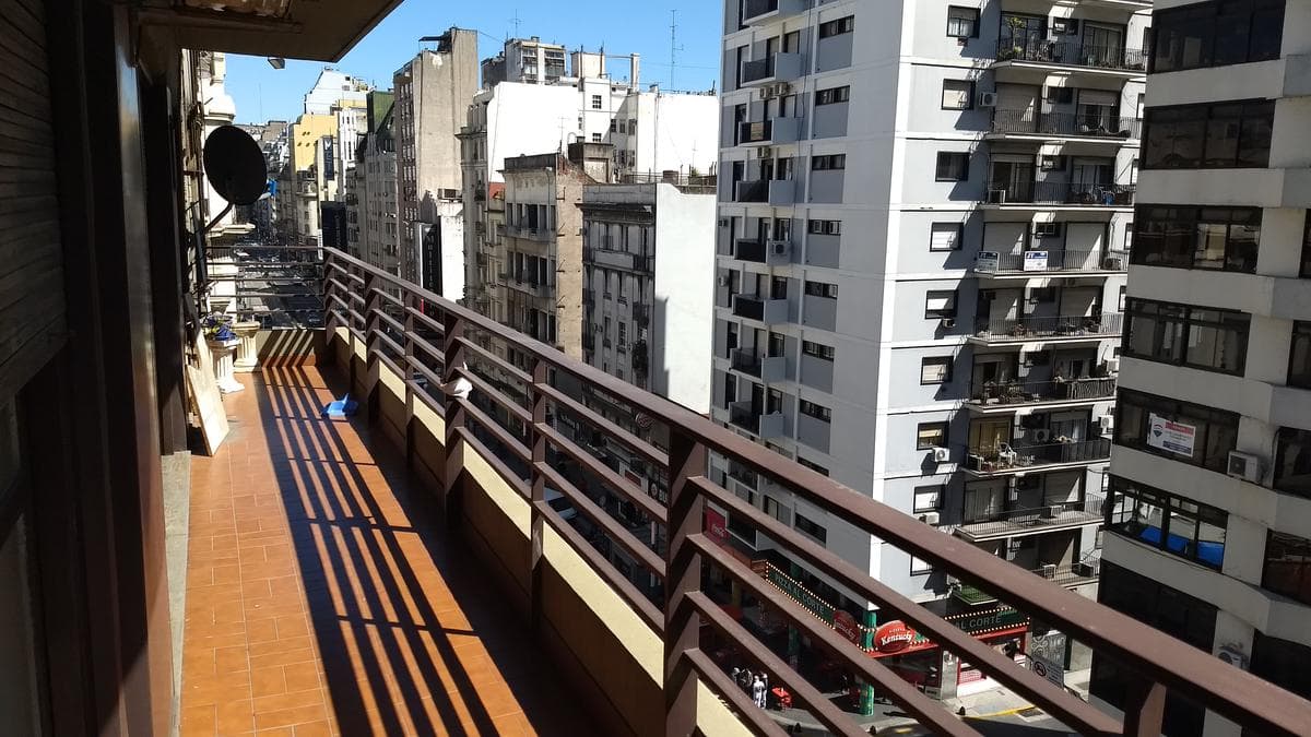3-bedroom apartment facing the street with a garage - Very bright!