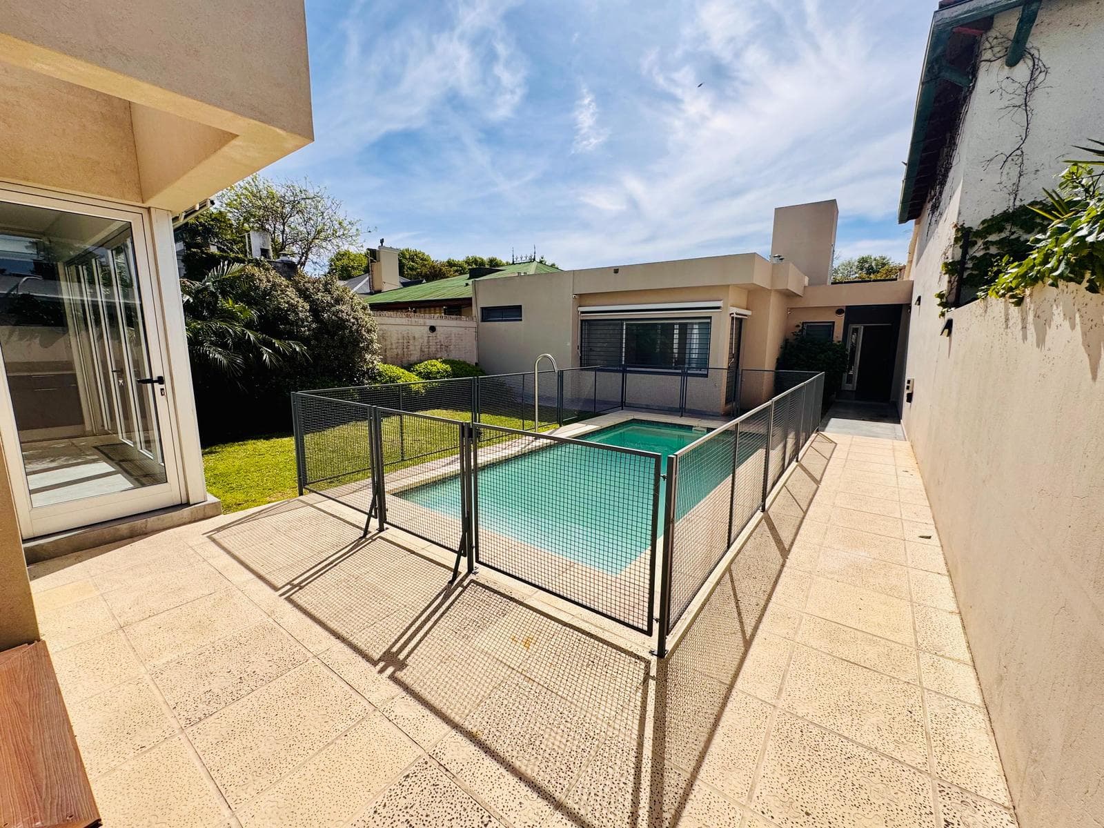 3-bedroom house for rent in Alberdi with garden and pool