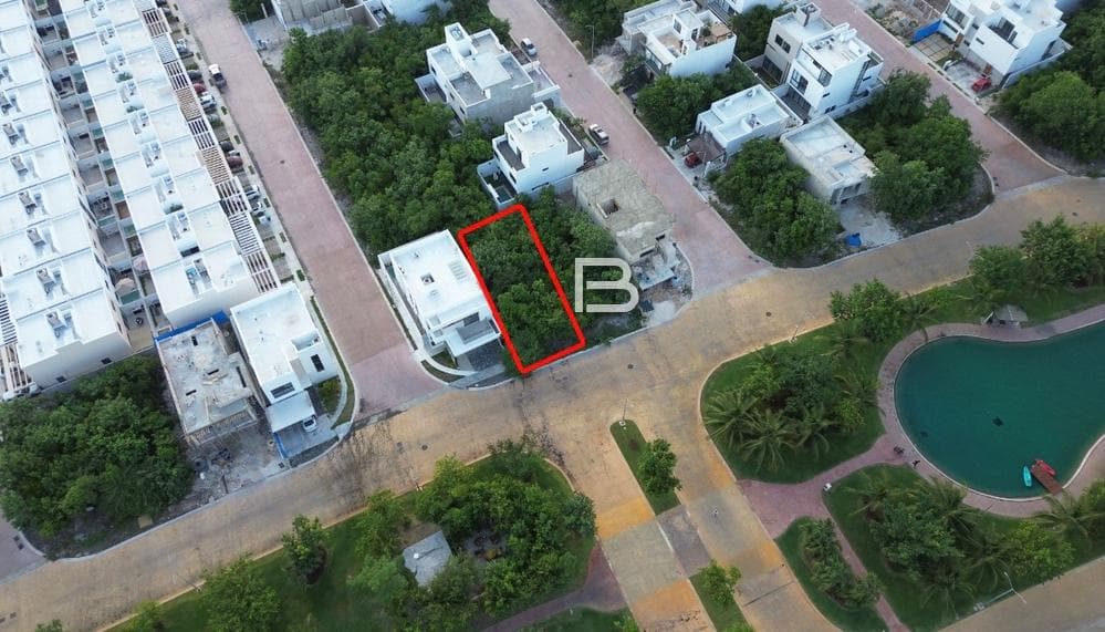 Land for sale on the main avenue