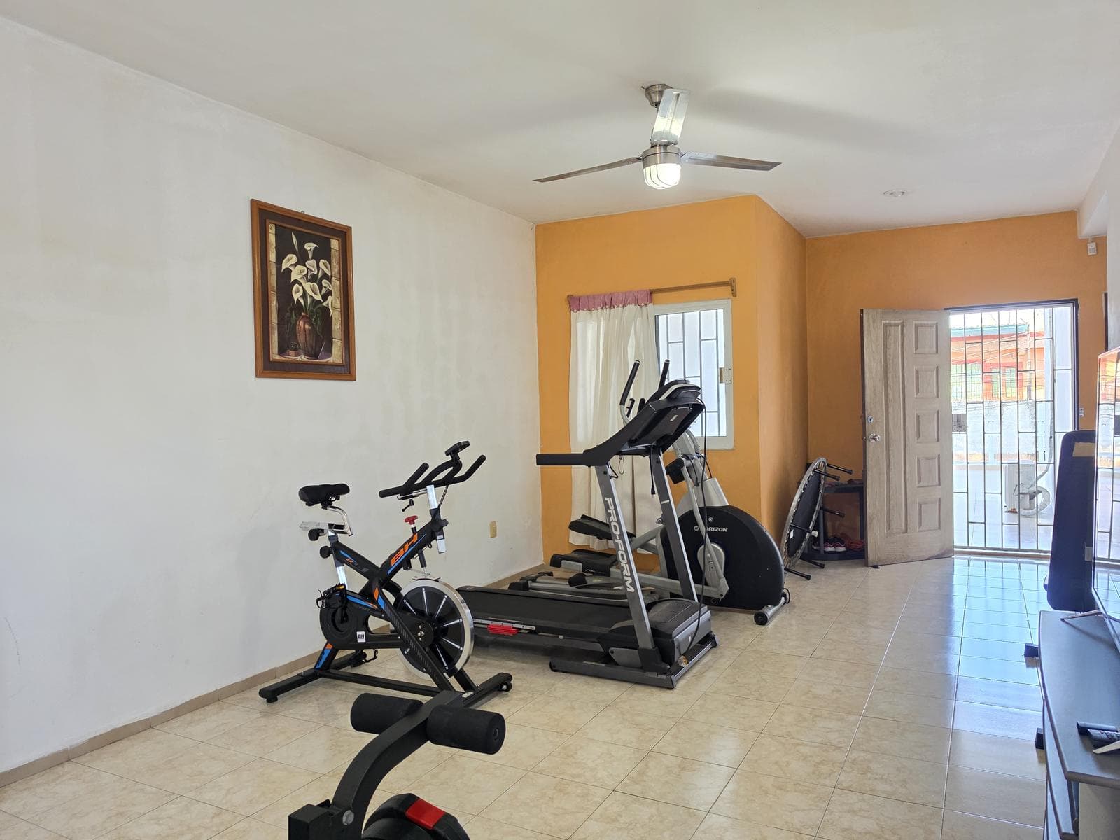 CORNER HOUSE WITH 2 BEDROOMS ON THE GROUND FLOOR