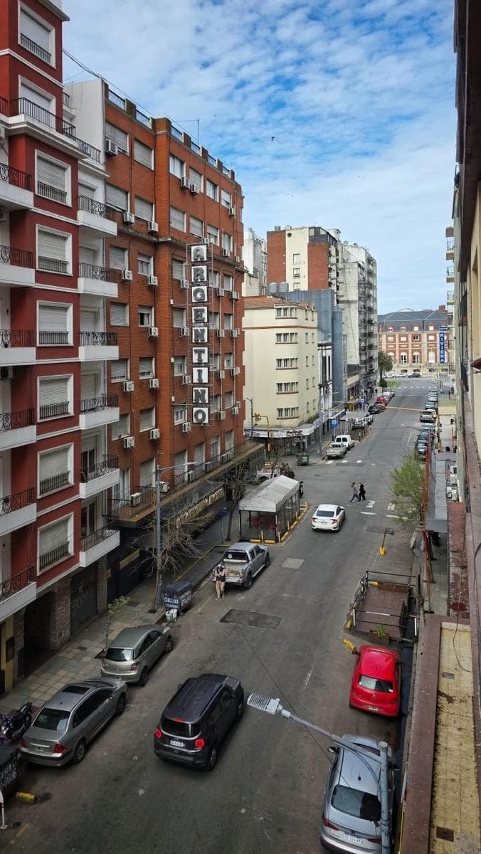 Departamento 2 ambientes al frente con dependencia y balcón, zona Centro