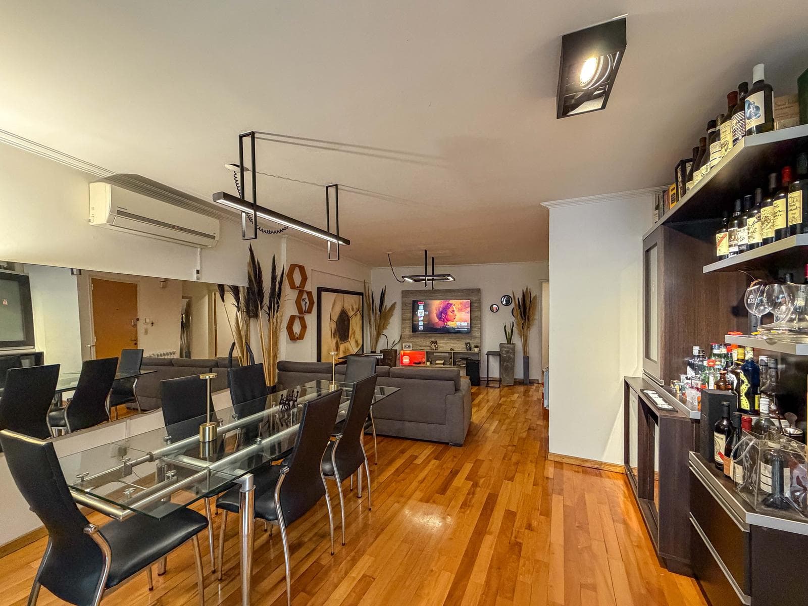 Departamento de 3 dormitorios con 3 baños, radiadores, cochera y amenities