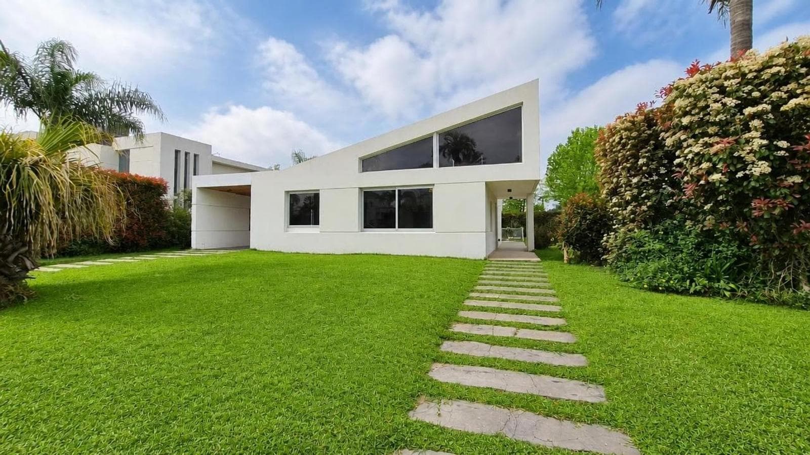 3-Bedroom House for Sale with Pool in Funes Hills, Miraflores