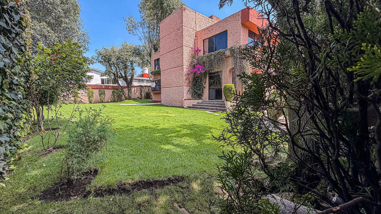 Linda casa con gran jardin en condominio horizontal con seguridad