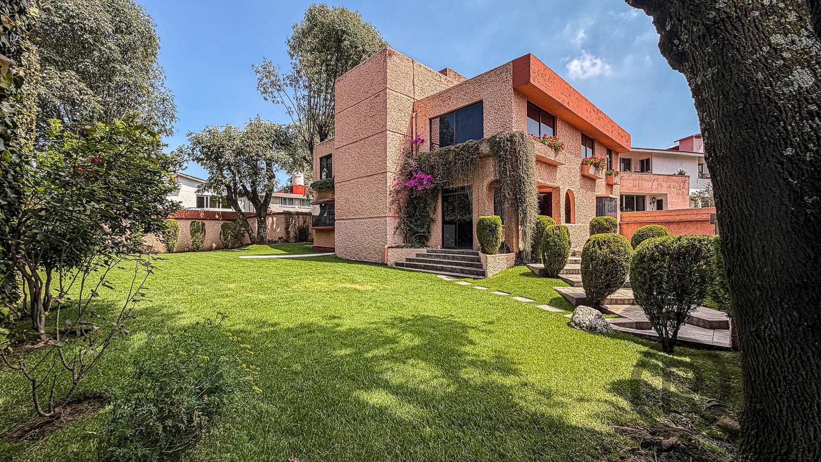Linda casa con gran jardin en condominio horizontal con seguridad