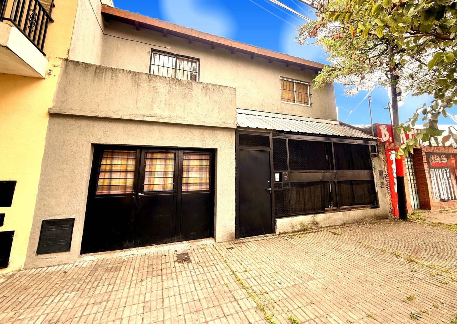 Casa al frente, 4 Dormitorios, Cochera y Patio con Jardin - Barrio Matheu, Rosario.