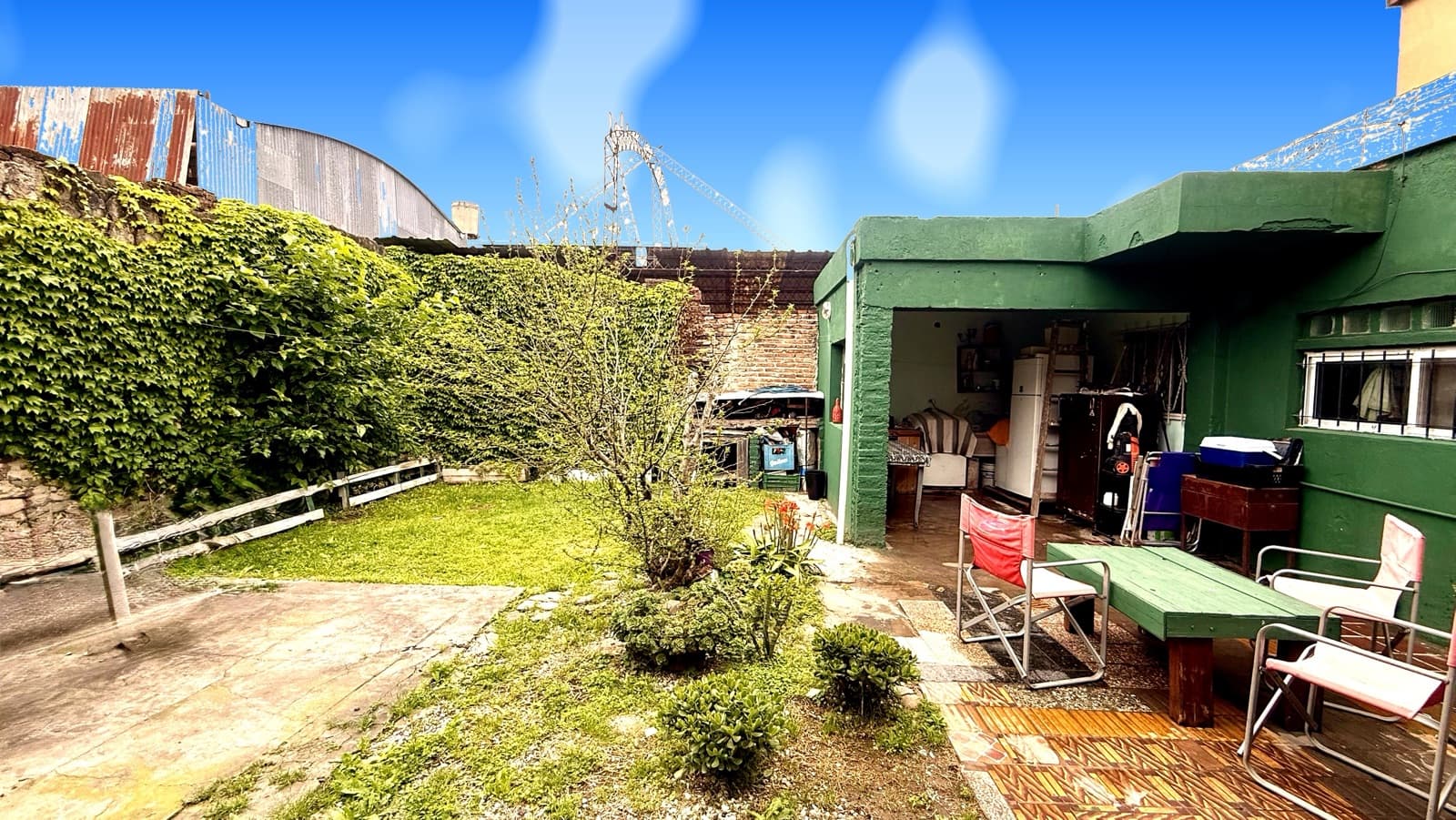 Casa al frente, 4 Dormitorios, Cochera y Patio con Jardin - Barrio Matheu, Rosario.