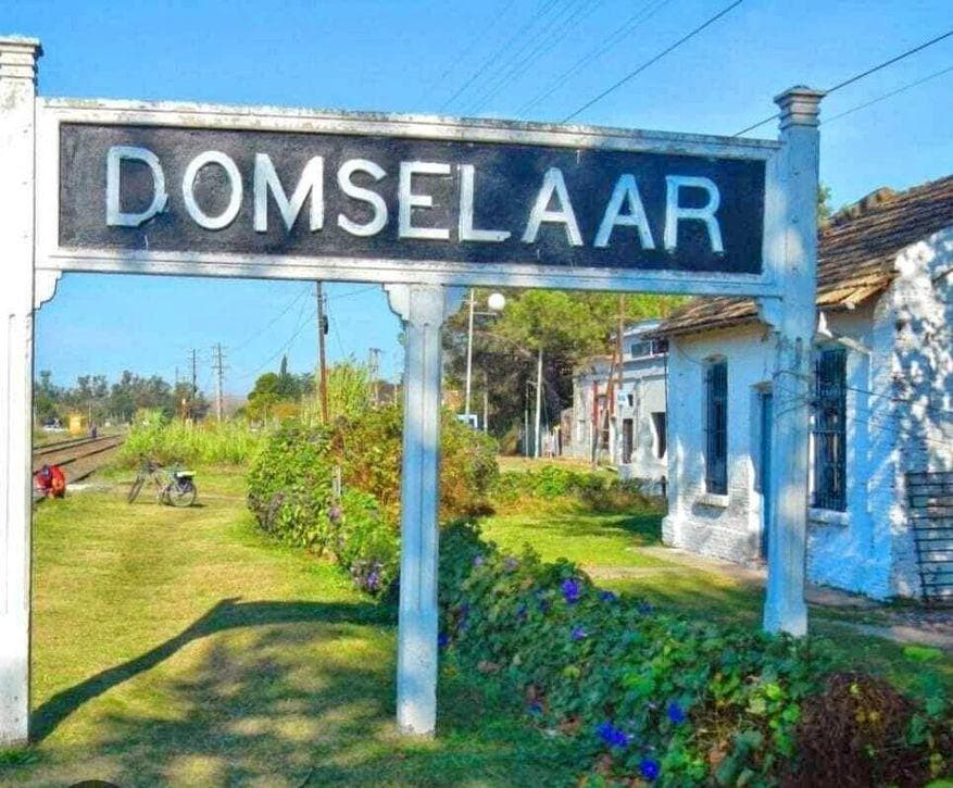 Opportunity: 2-story house with yard and pool in Domselaar Chico—FOR SALE