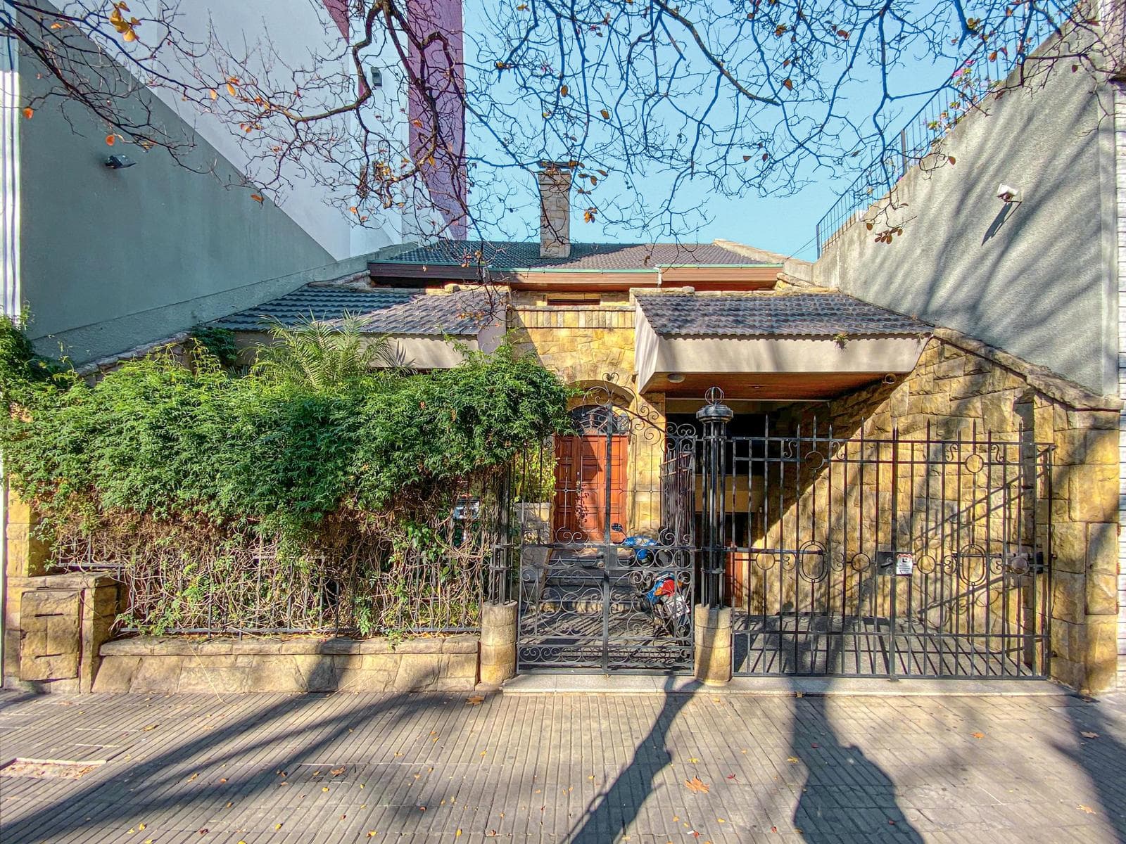 4-bedroom house plus a multipurpose room, garden, pool, barbecue, and 3 parking spaces