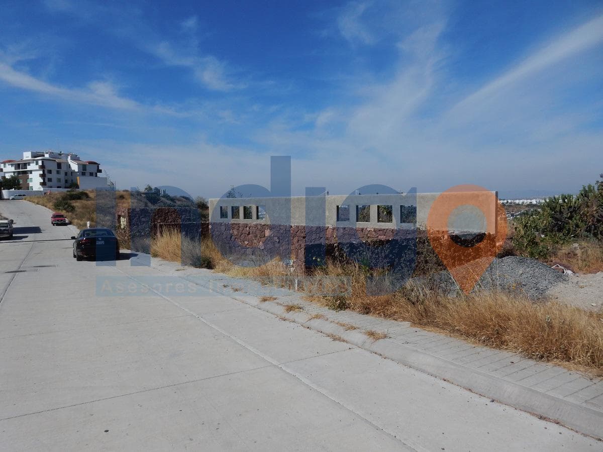 Land for Sale with Permission to Build 16 Apartments in Milenio III (H4)