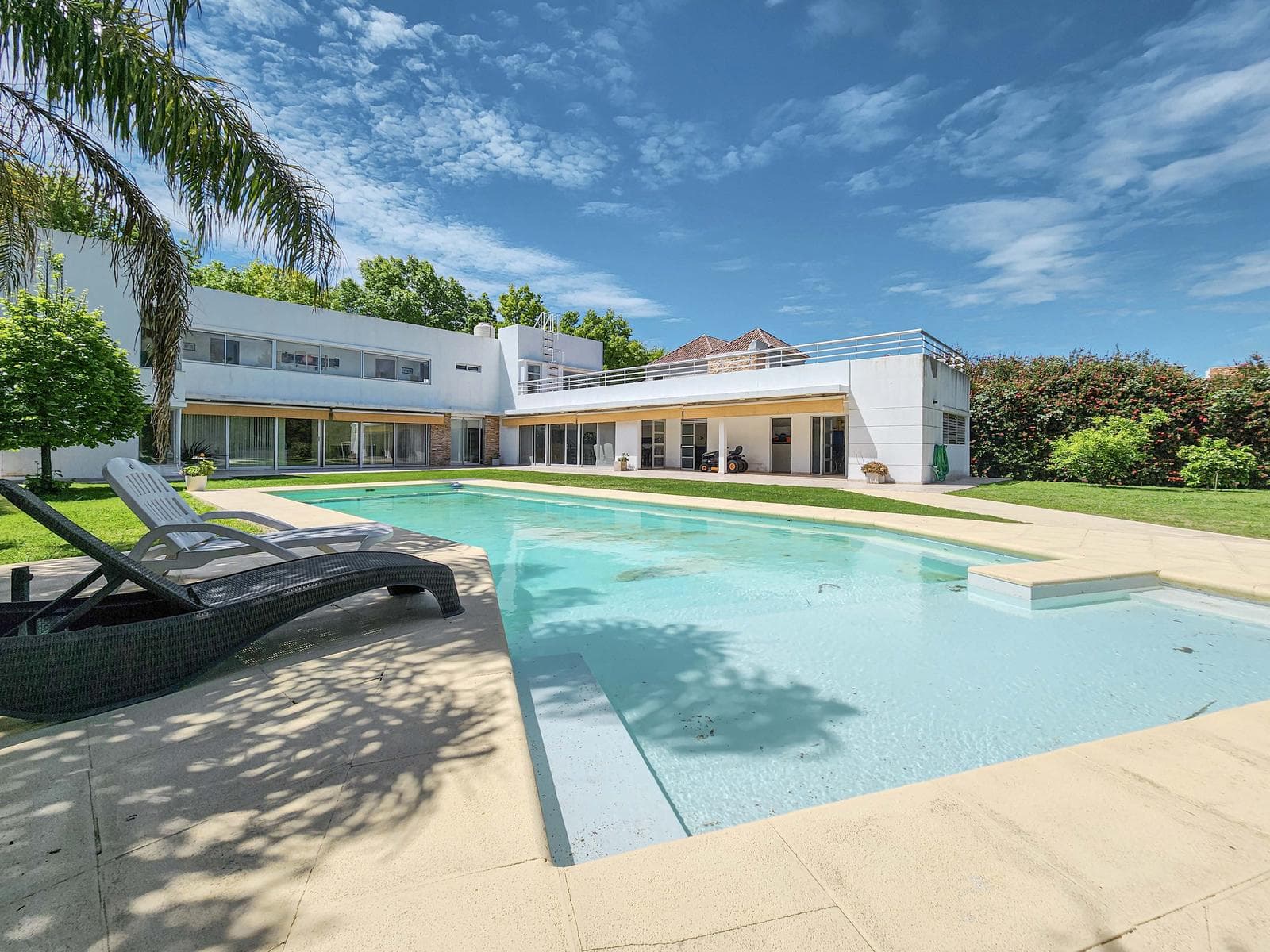 Casa de 5 dormitorios con gran jardín y pileta en Los Alamos
