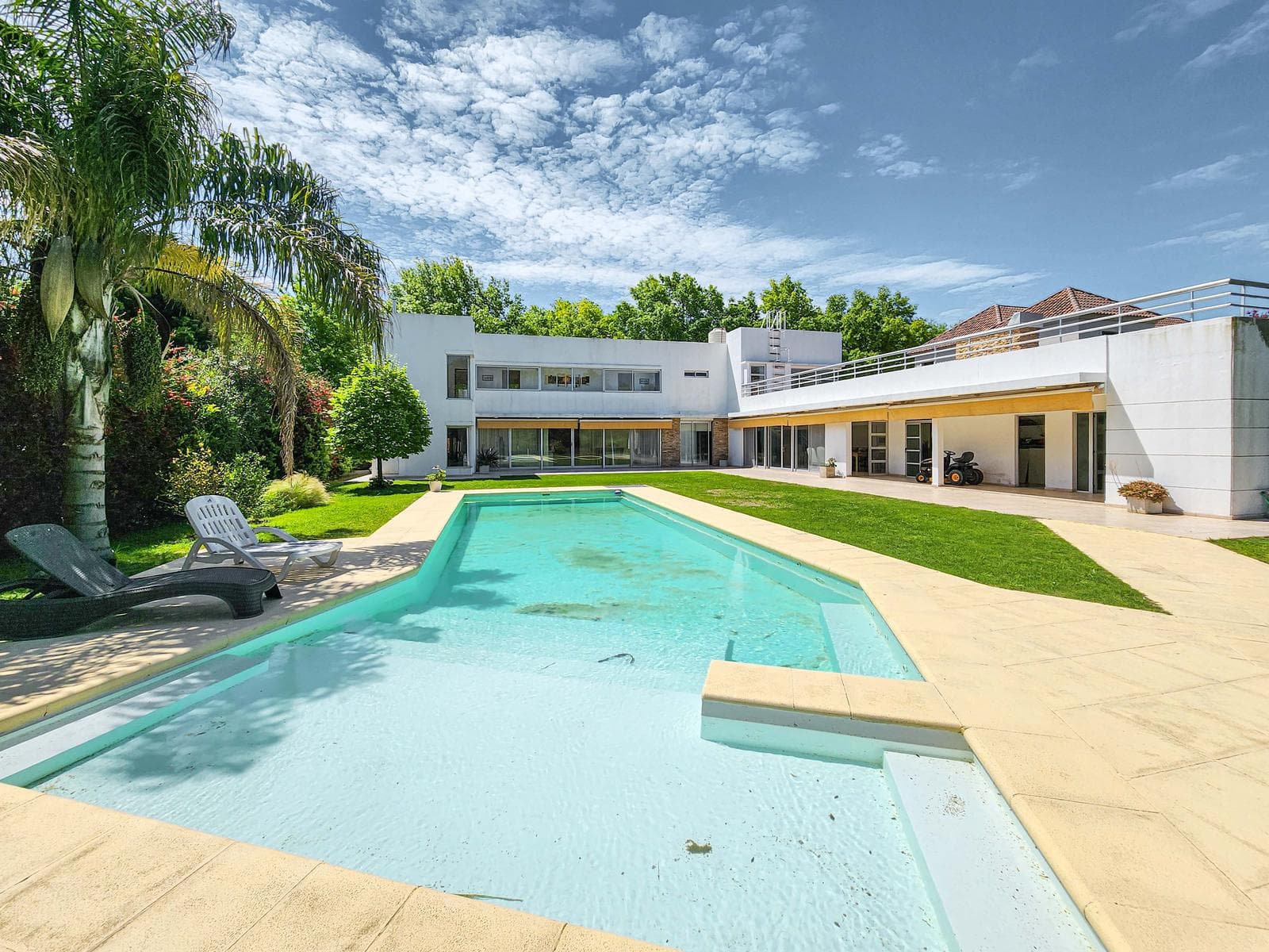 Casa de 5 dormitorios con gran jardín y pileta en Los Alamos