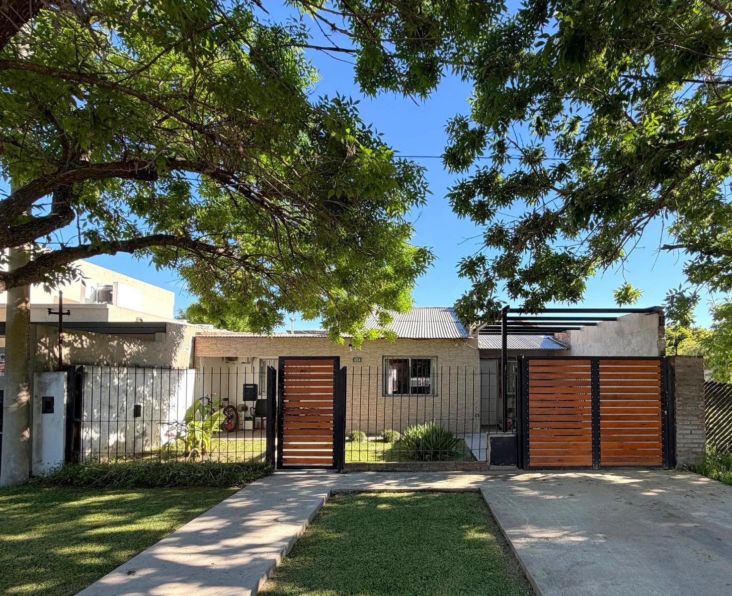 Casa de 2 Dormitorios, 2 Baños, Jardín y Parrillero - Garita 9, Funes